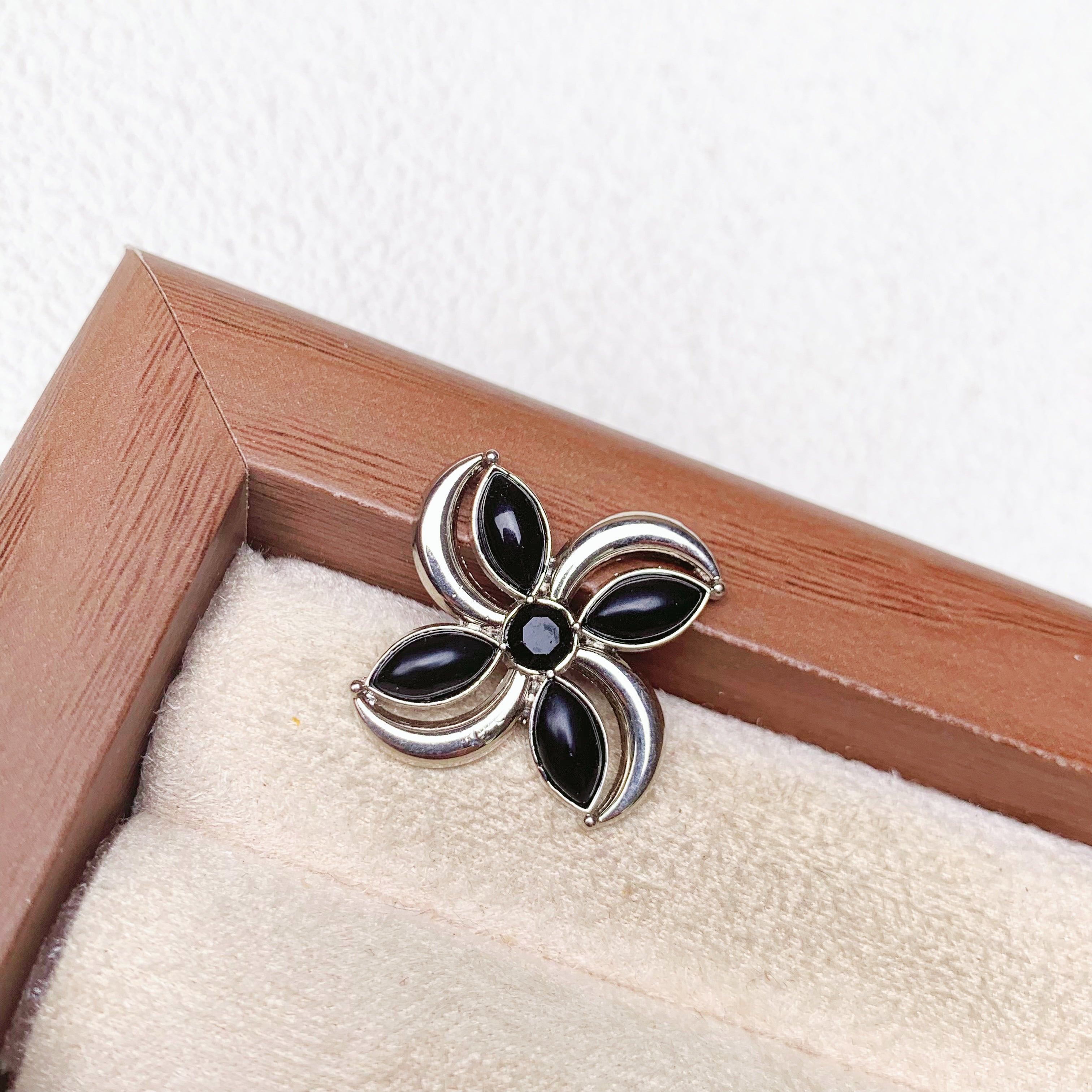 Fashion high-end small fragrance style metal buttons dotted with oil hollow metal buttons coat large clothes clothing accessories